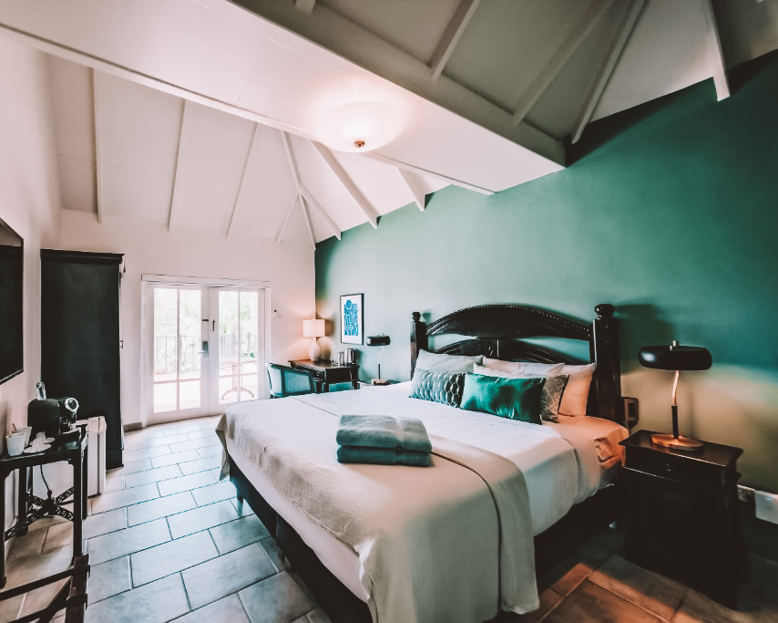 Quarto temático com toques coloniais no Kura Botanica Hotel, Willemstad