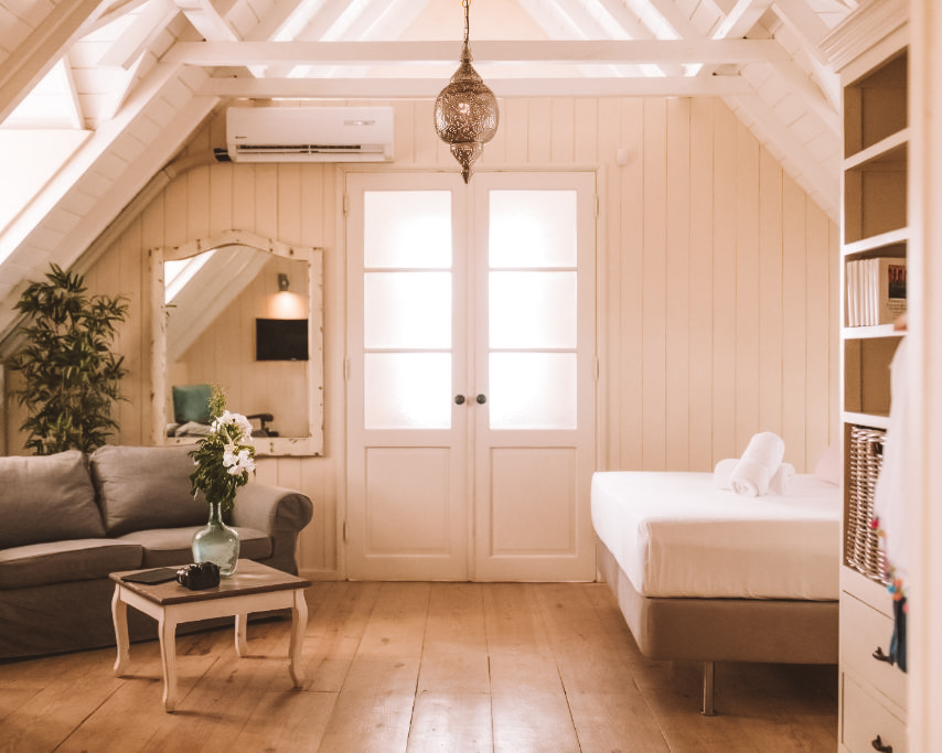 Quarto colonial com cama king no Landhuis Klein Santa Martha, atmosfera rústica