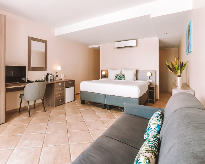 Quarto com varanda e vista para o mar no LionsDive Beach Resort melhores hotéis em curaçao