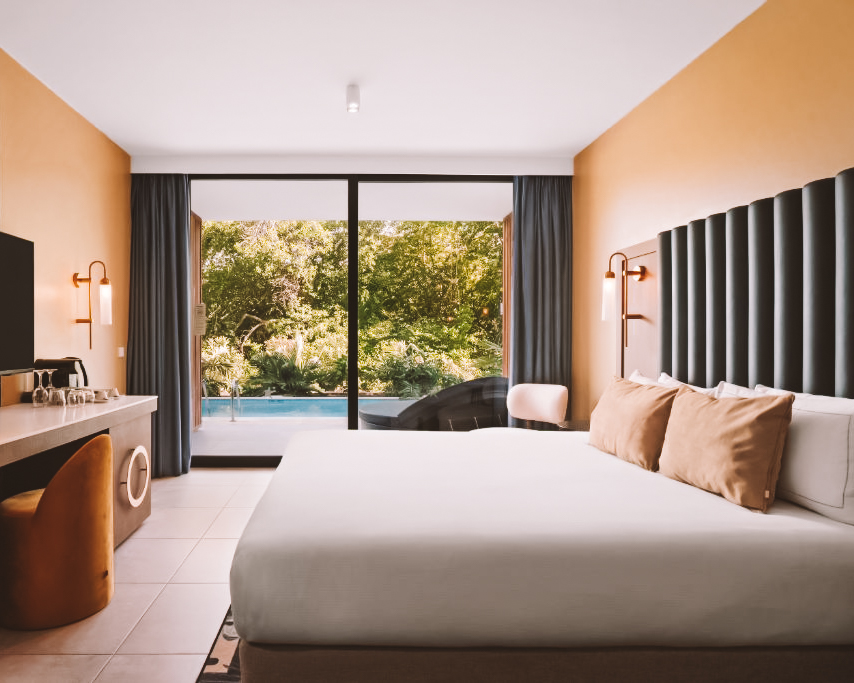 Suíte ampla com varanda no The Rif At Mangrove Beach Corendon Curacao All-Inclusive, Curio by Hilton, hotel em curaçao all inclusive