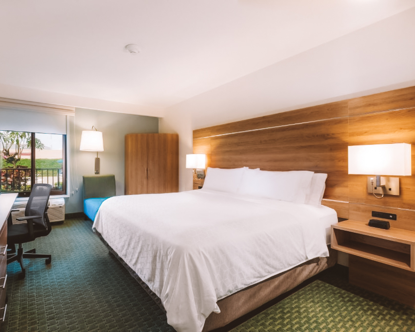 hoteis com piscina perto do aeroporto em san josé