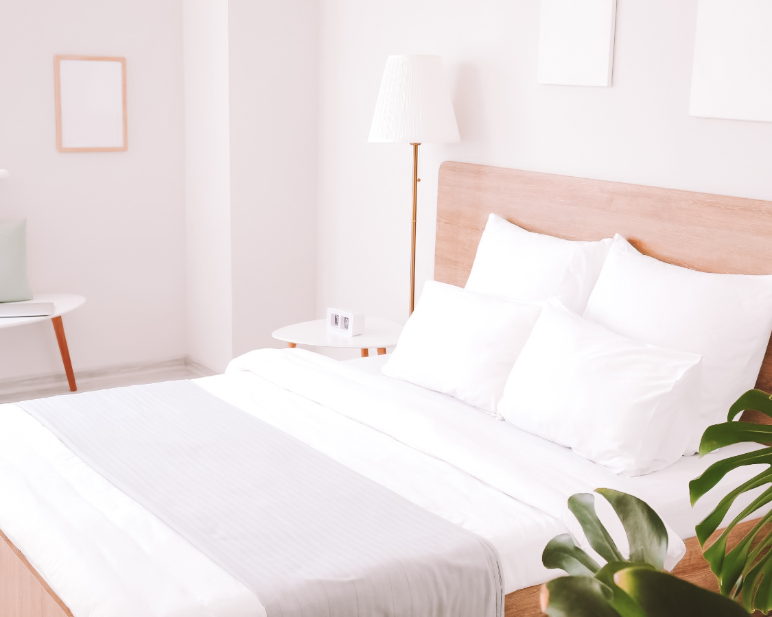 cama de hotel em casa com lençois brancos